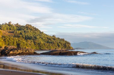 Güney Şili 'deki okyanus kıyıları Carretera Austral, Güney Amerika boyunca uzanır.