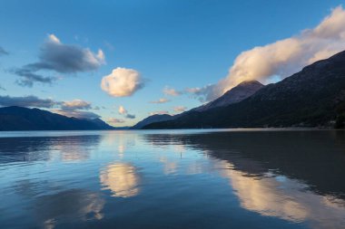 Patagonya 'daki güzel dağ manzaraları. Güney Amerika, Arjantin 'de dağlar gölü.