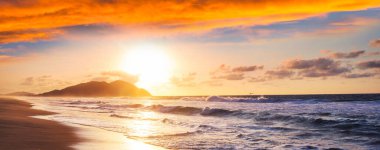 Okyanus sahili gün batımında doğal arka plan için