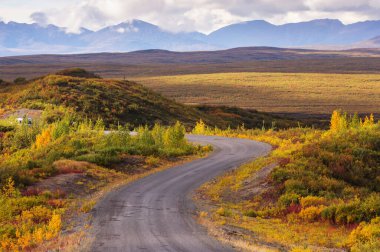 Sonsuz Dempster karayolu yakınındaki Kuzey Kutup dairesi, Dawson City Inuvik, Kanada için önde gelen uzak çakıl yol