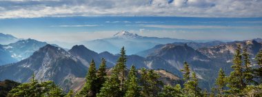 North Cascade Range, Washington, ABD 'deki güzel dağ zirvesi.