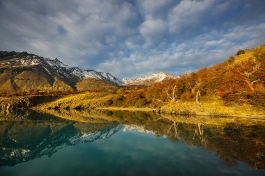 Patagonya dağlarında sonbahar sezonu, Güney Amerika, Arjantin