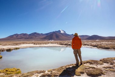 Kuzey Şili 'nin güzel gölünün yakınında bir gezgin, Atacama Çölü. Güzel, ilham verici doğal manzaralar..