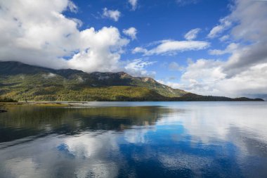 Patagonya 'daki güzel dağ manzaraları. Güney Amerika, Arjantin 'de dağlar gölü.
