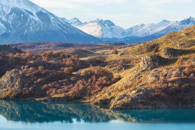 Perito Moreno Ulusal Parkı, Arjantin, Güney Amerika. Güzel renkli sonbahar mevsimi.