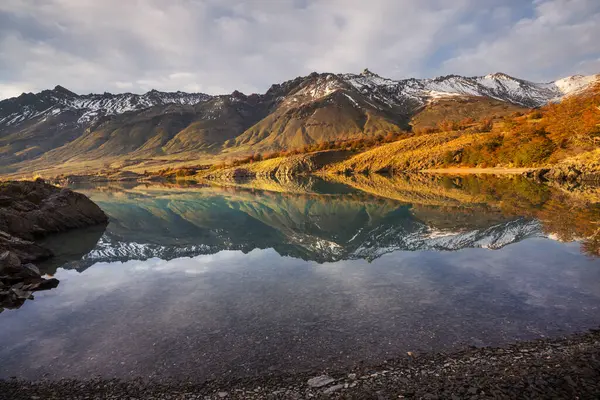 Patagonya dağlarında sonbahar sezonu, Güney Amerika, Arjantin