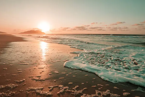 Okyanus sahili gün batımında doğal arka plan için