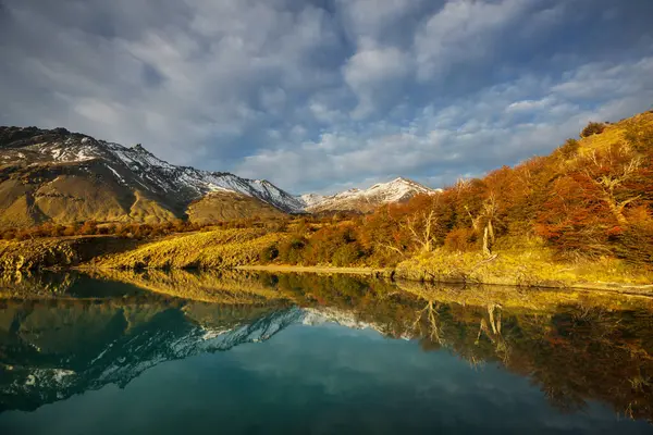 Patagonya dağlarında sonbahar sezonu, Güney Amerika, Arjantin