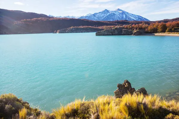 Patagonya 'daki güzel dağ manzaraları. Güney Amerika, Arjantin 'de dağlar gölü.