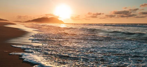 Okyanus sahili gün batımında doğal arka plan için