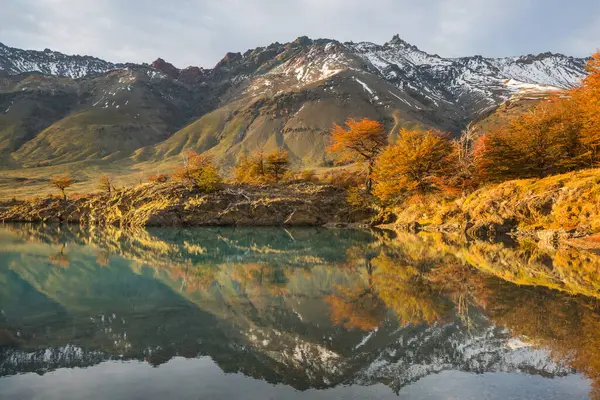 Patagonya dağlarında sonbahar sezonu, Güney Amerika, Arjantin