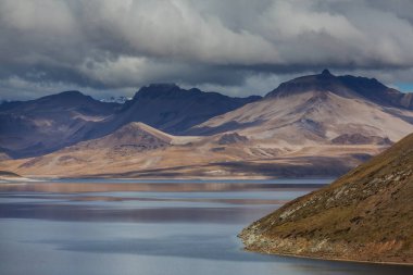 Patagonya 'daki güzel dağ manzaraları. Güney Amerika, Arjantin 'de dağlar gölü.