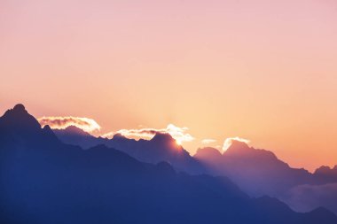 İlham verici bir sahne. Dağlarda gün doğumu, güzel doğal arka plan.