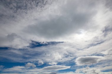 Güneşli arka plan, beyaz bulutlu mavi gökyüzü, doğal arkaplan.