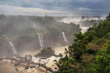 Arjantin 'e Iguassu (Iguazu) şelalesi - Brezilya sınırı, Instagram filtresi. Ormanlarda güçlü şelaleler.