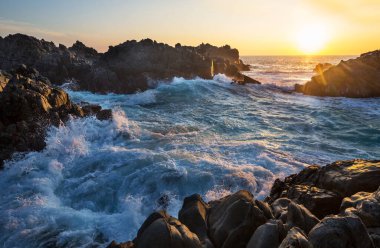 Şili, Güney Amerika 'da Pasifik Okyanusu' ndaki güzel kayalık plaj.
