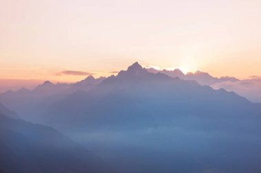 İlham verici bir sahne. Dağlarda gün doğumu, güzel doğal arka plan.