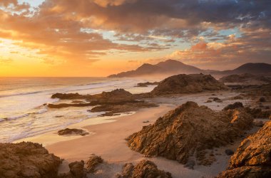 Şili, Güney Amerika 'da Pasifik Okyanusu' ndaki güzel kayalık plaj.