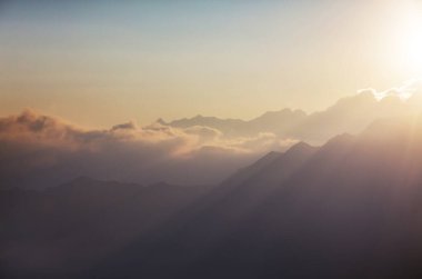 İlham verici bir sahne. Dağlarda gün doğumu, güzel doğal arka plan.