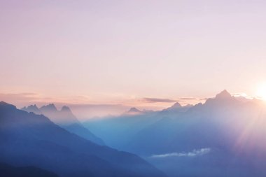 İlham verici bir sahne. Dağlarda gün doğumu, güzel doğal arka plan.