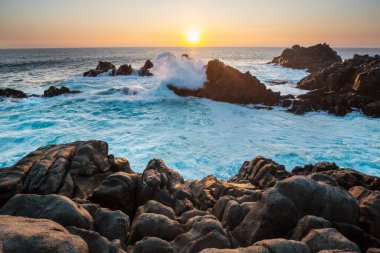 Şili, Güney Amerika 'da Pasifik Okyanusu' ndaki güzel kayalık plaj.