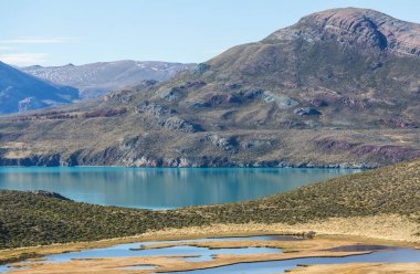 Patagonya dağlarında turkuaz suyu olan güzel bir göl. Arjantin, Güney Amerika 'da olağanüstü doğal manzaralar
