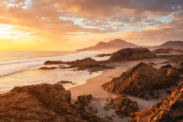 Şili, Güney Amerika 'da Pasifik Okyanusu' ndaki güzel kayalık plaj.