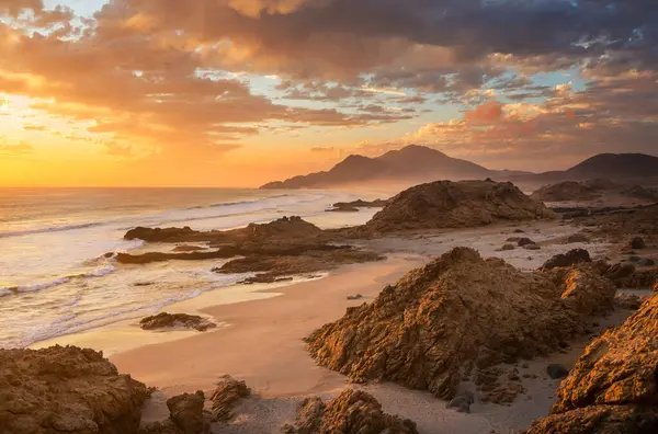 Şili, Güney Amerika 'da Pasifik Okyanusu' ndaki güzel kayalık plaj.