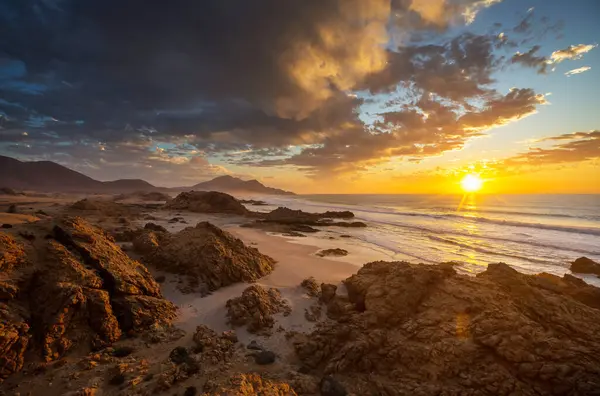 Şili, Güney Amerika 'da Pasifik Okyanusu' ndaki güzel kayalık plaj.