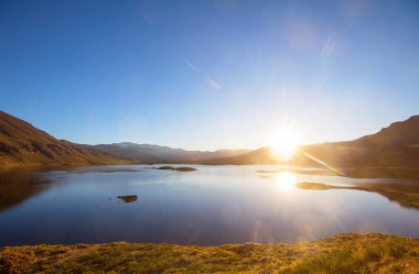 Patagonya dağlarındaki güzel göl manzarası. Arjantin, Güney Amerika 'da olağanüstü doğal manzaralar