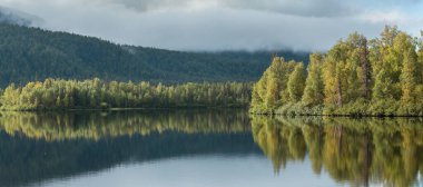 Patagonya dağlarında huzur dolu bir sabah gölü, Arjantin