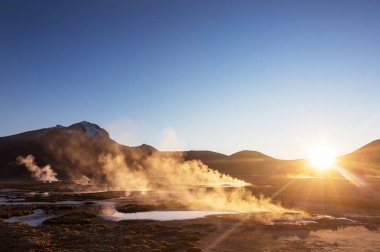 Gündoğumunda Altiplano 'daki jeotermal alan, Şili, Güney Amerika