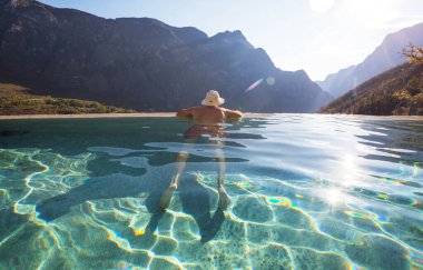 Meksika 'da Las Grutas De Tolantongo' da doğal termal havuzlarda dinlenen turistler