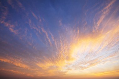 Gün batımında alışılmadık fırtına bulutları. Özgeçmiş için uygun.