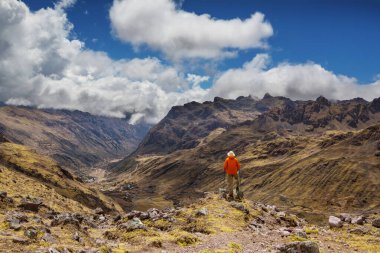 Cordillera dağlarında yürüyüş sahnesi, Peru