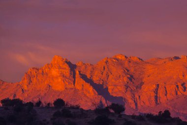 Dağlarda manzaralı günbatımı. Güzel doğal arka plan. Peru 'daki Cordillera Dağları.