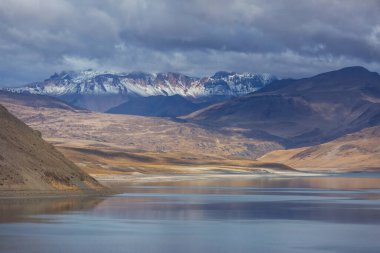 Patagonya dağlarındaki güzel göl. Güney Amerika 'da Arjantin' de fantastik doğal manzaralar