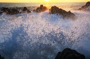 Kumsalda mavi dalga. Dramatik doğal arka plan.