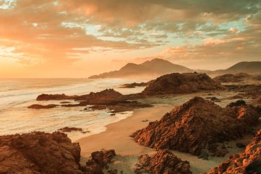 Şili, Güney Amerika 'da Pasifik Okyanusu' ndaki güzel kayalık plaj.