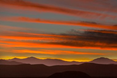 Şili, Güney Amerika 'da gün doğumunda dağ silueti
