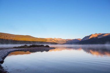 Patagonya dağlarındaki güzel göl. Güney Amerika 'da Arjantin' de fantastik doğal manzaralar