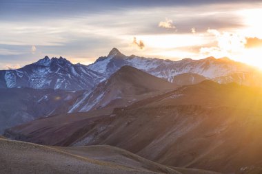 Dağlarda manzaralı günbatımı. Güzel doğal arka plan. Peru 'daki Cordillera Dağları.