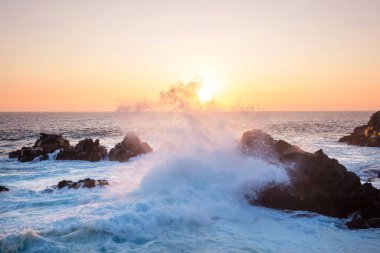Okyanus sahili gün batımında doğal arka plan için