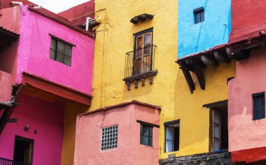 Meksika 'nın Guanajuato kasabasının renkli koloni tarzı evleri.