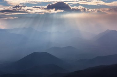 Şili, Güney Amerika 'da gün doğumunda dağ silueti