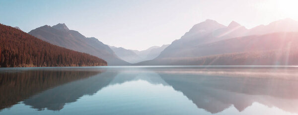 Красивое озеро Боуман с отражением захватывающих гор в Национальном парке Ледник, Монтана, США
.