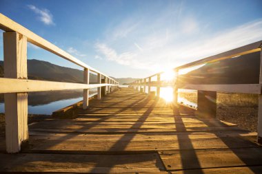 Cordillera dağlarındaki dinginlik gölünde ahşap iskele, Peru