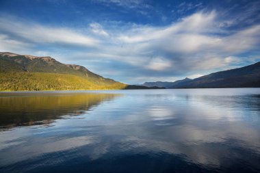 Patagonya dağlarındaki güzel göl. Güney Amerika 'da Arjantin' de fantastik doğal manzaralar
