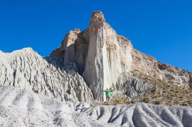 Kuzey Arjantin, Güney Amerika 'da dağlarda yürüyen bir adam