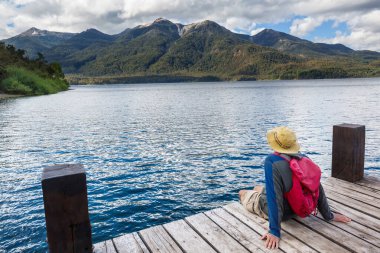 Sakin gölde dinlenme yeri. Rahatlama tatili